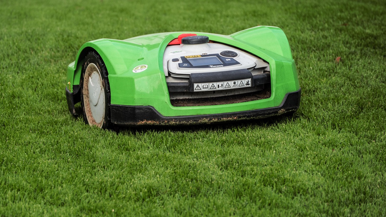 Robotgrasmaaier trimt gras zelfstandig in moderne tuin.