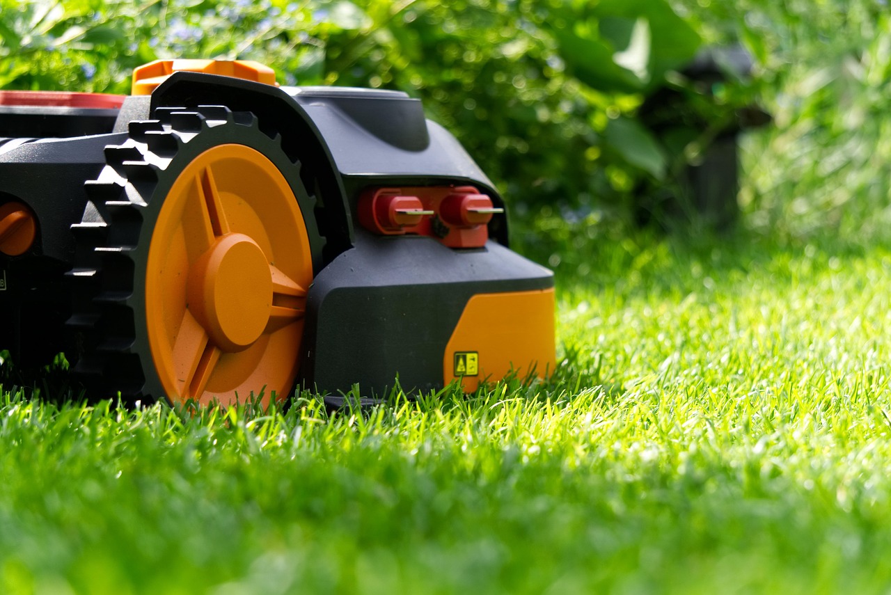 Slimme irrigatiesysteem met automatische sproeiers in tuin.