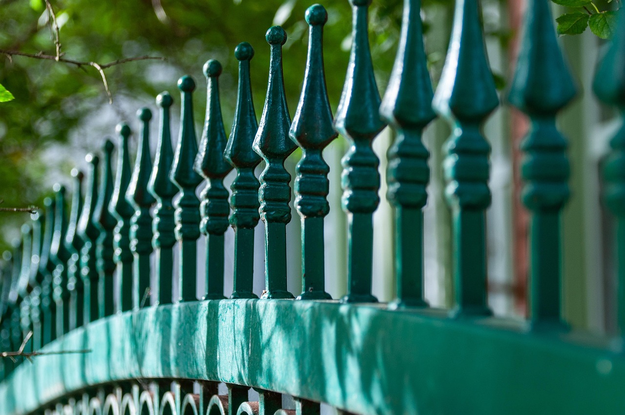 Groene muur van verschillende hangende planten.